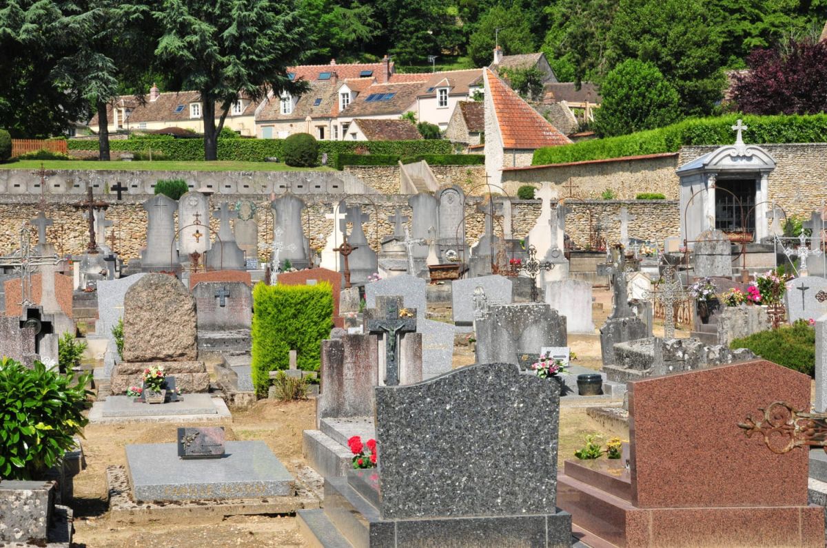 Vers des cimetières plus naturels : la tendance des tombes végétalisées