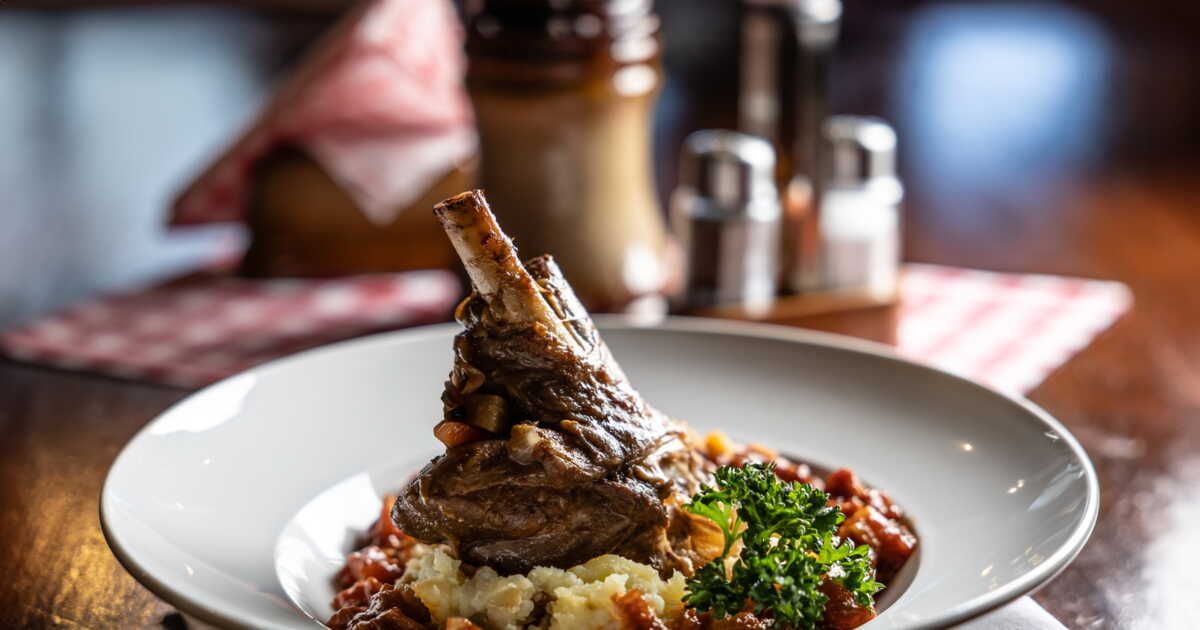 Souris d'agneau mijotée au vin rouge