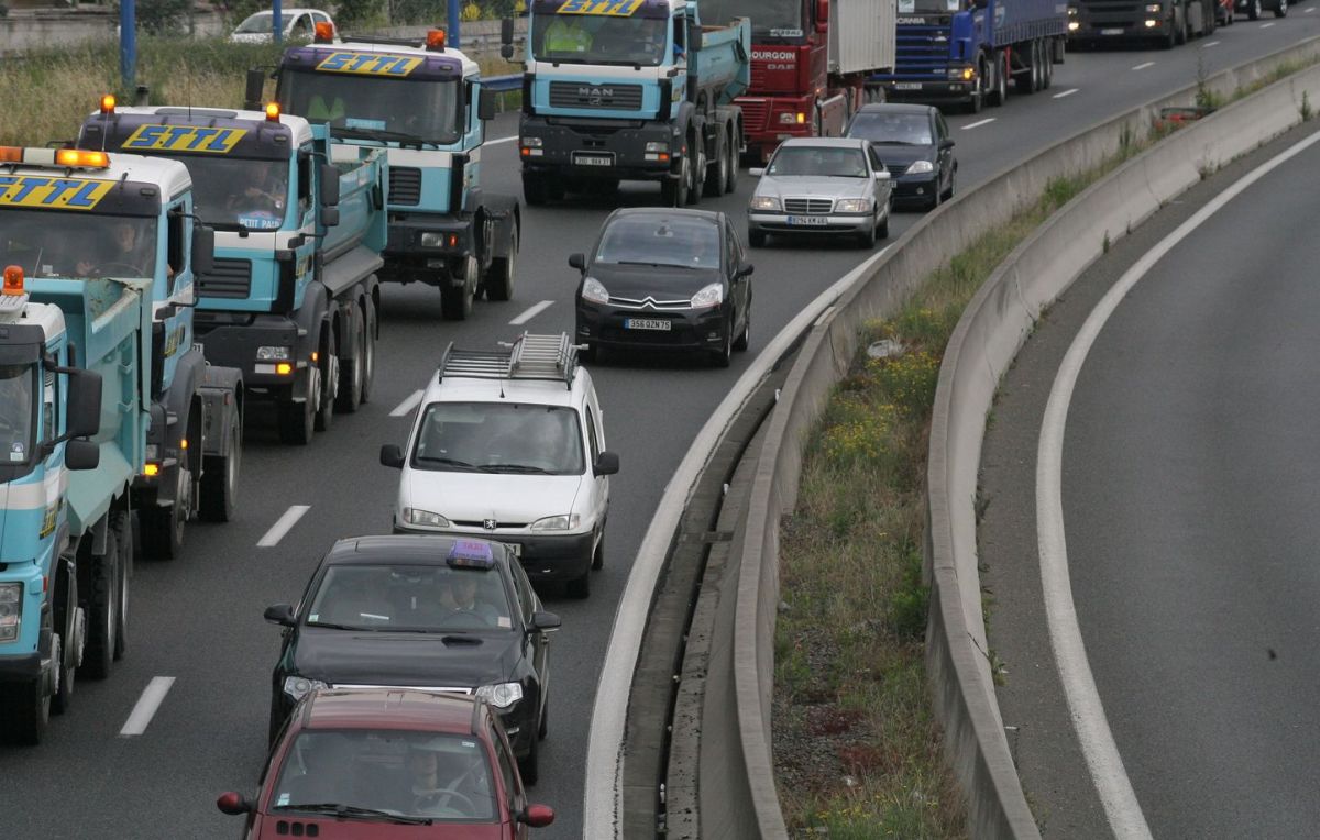Accident spectaculaire sur l'A10 : trois poids lourds impliqués, trafic paralysé