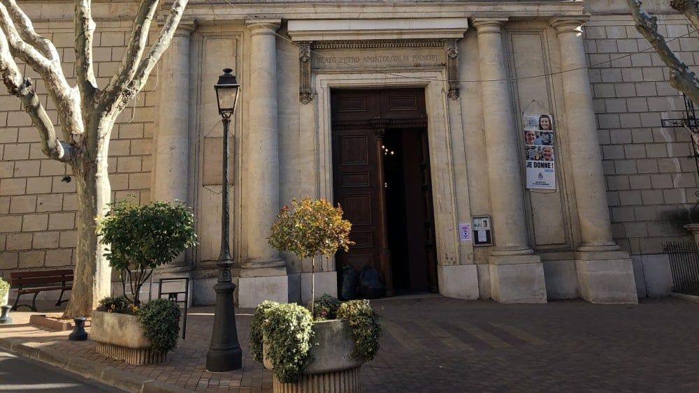 Un curé sous le poids de l'affaire Sighieri : Auriol face à l'inquiétude