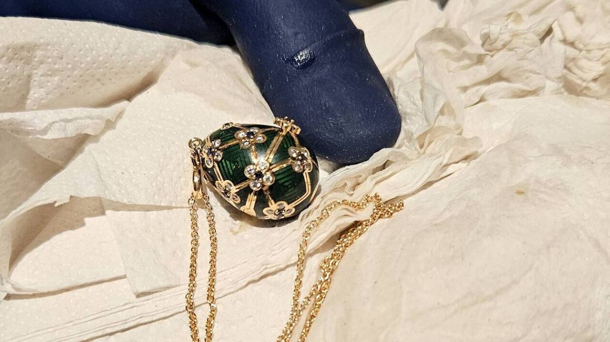 Un homme avale un œuf Fabergé volé : la police le surveille jusqu'à la restitution