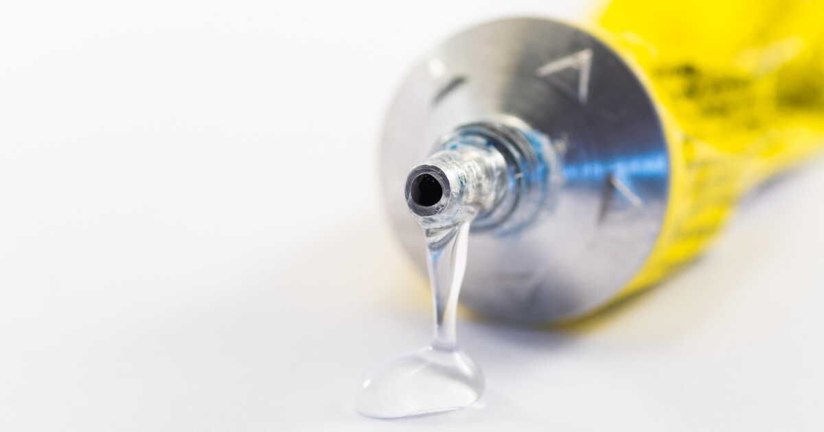 Des solutions efficaces pour enlever la colle sur le plastique