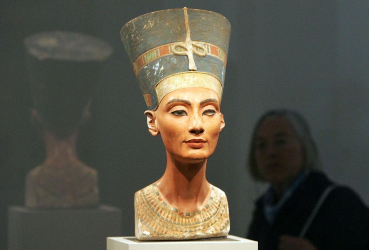 la découverte fascinante du buste de néfertiti : un trésor de l'antiquité