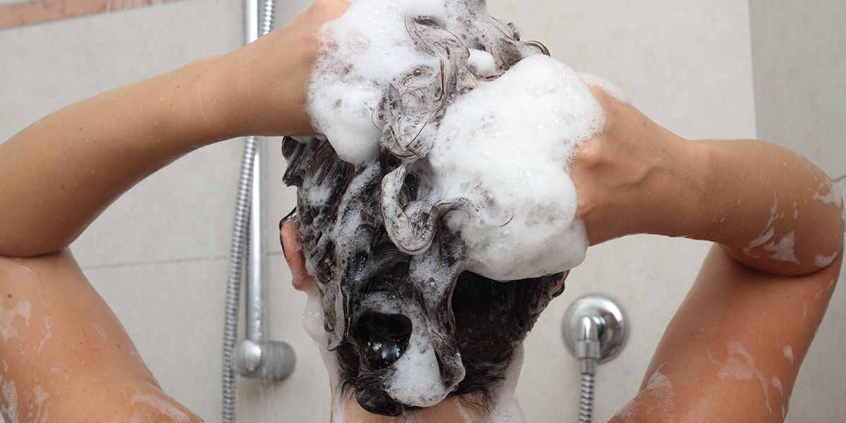 À quelle fréquence faut-il se laver les cheveux pour préserver leur santé ?