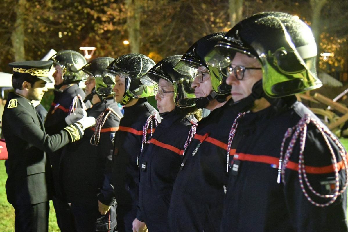 Célébration de Sainte-Barbe : sept pompiers honorés pour leur bravoure en Dordogne