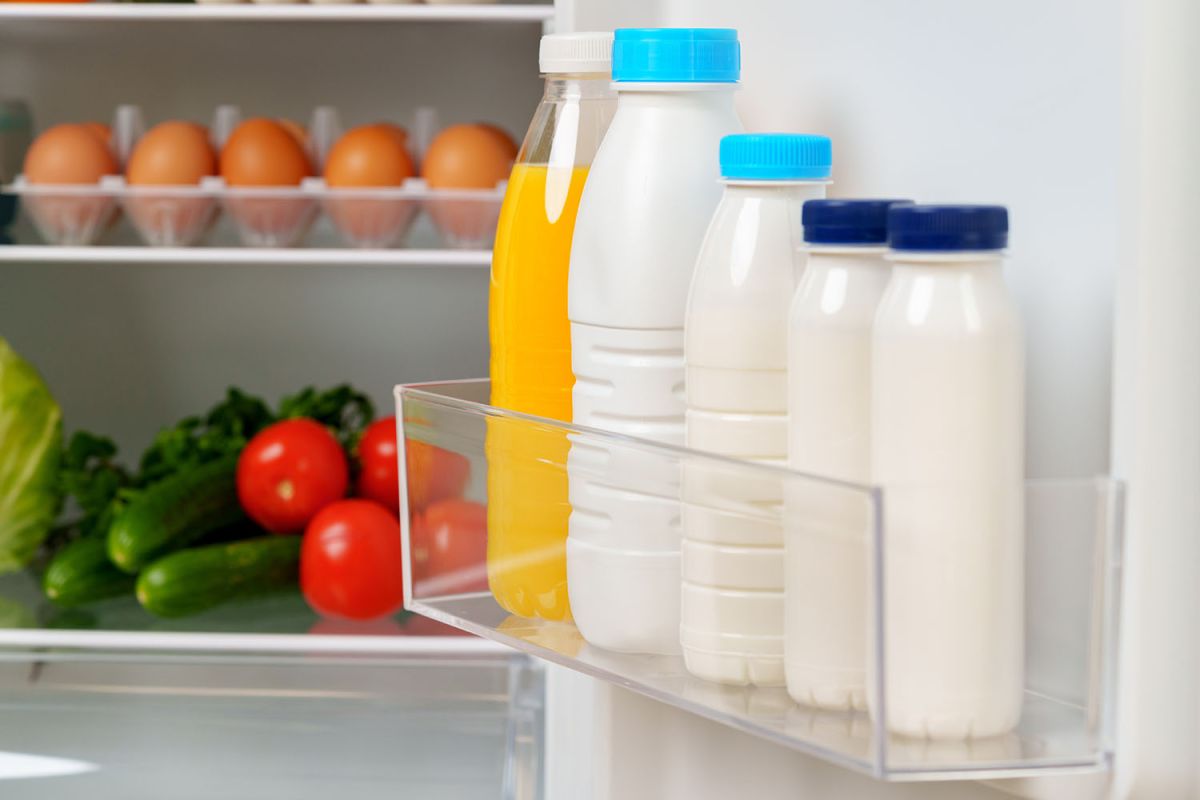 Pourquoi le lait ne devrait jamais être stocké dans la porte du frigo