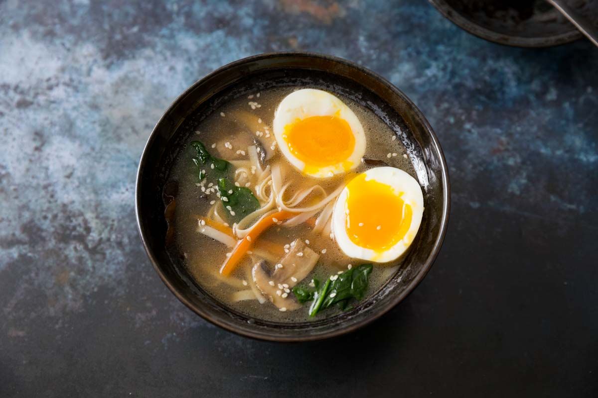 La soupe miso aux champignons et nouilles