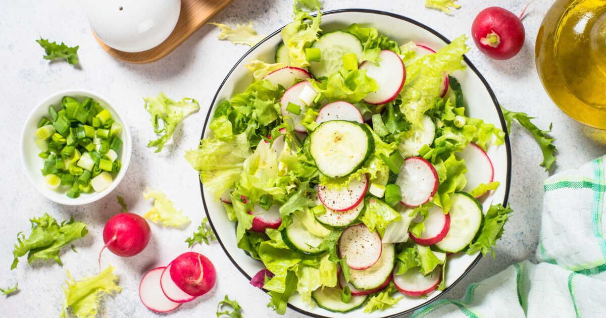 Redonnez vie à votre salade flétrie avec cette astuce de grand-mère