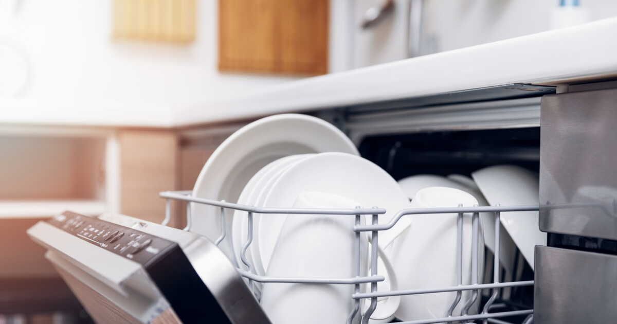 Votre lave-vaisselle fuit ? Voici comment le réparer facilement