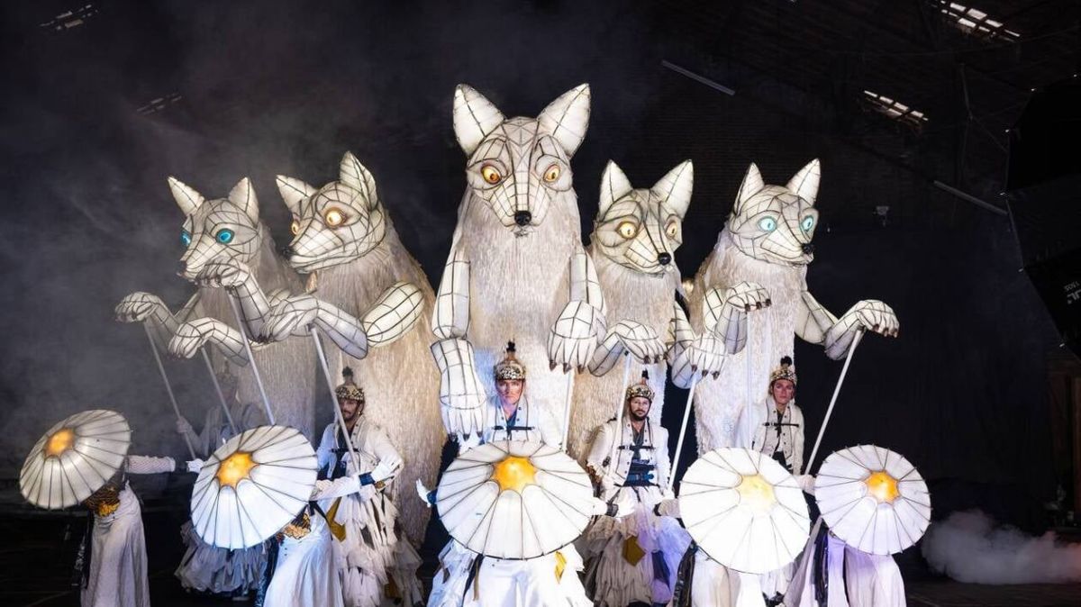La parade enchante les rues de Lisieux avec la magie du renard polaire