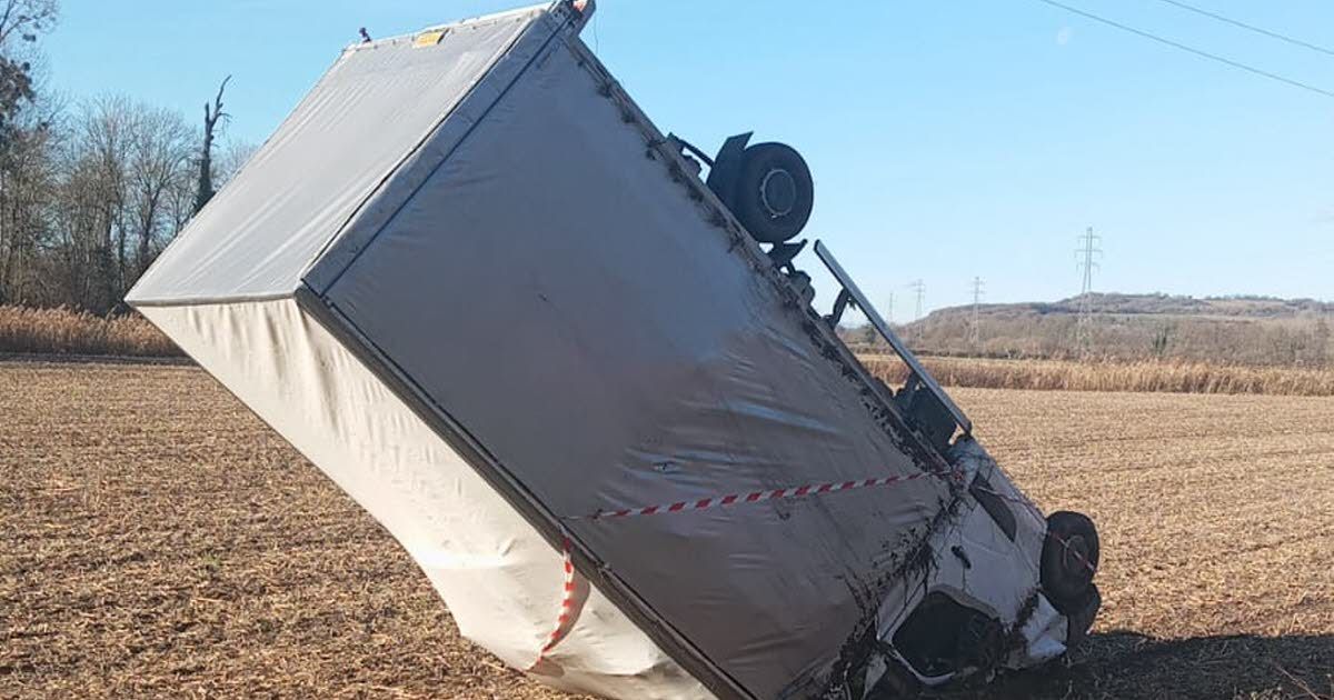 Un petit camion pris en équilibre : un incident surprenant à Saint-Marcel-Bel-Accueil