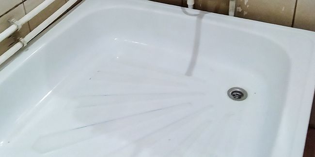 Déboucher votre douche sans produits chimiques