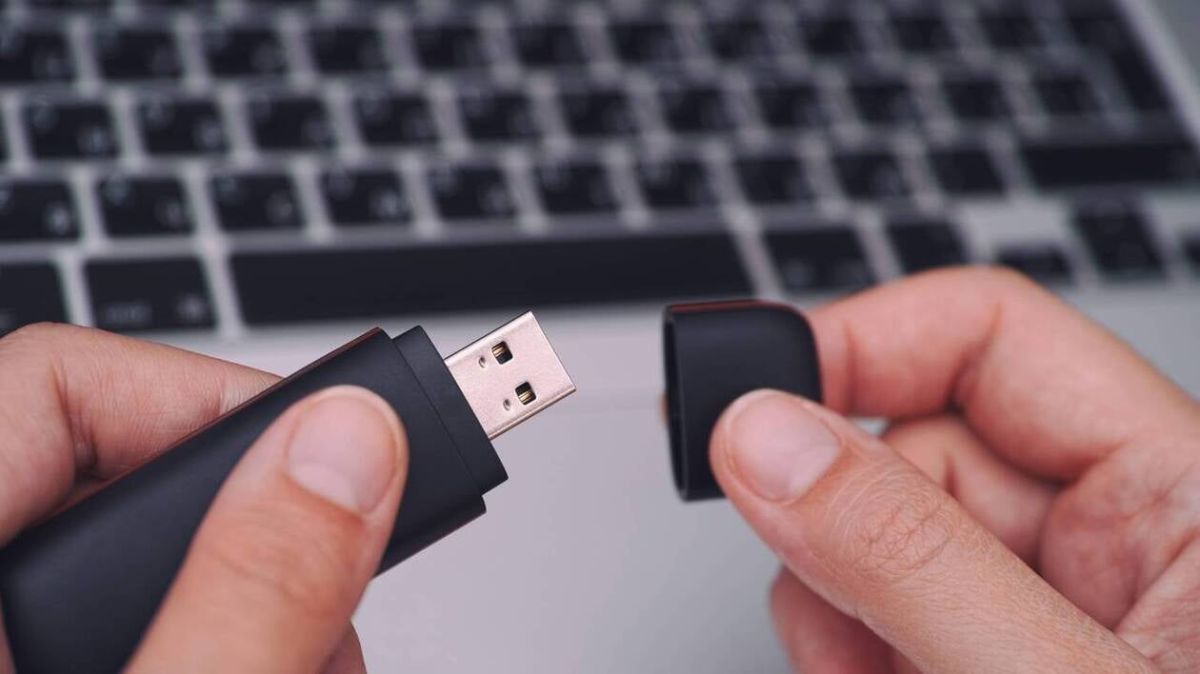 Découverte troublante : une clé USB pleine de contenus inappropriés dans une prison française