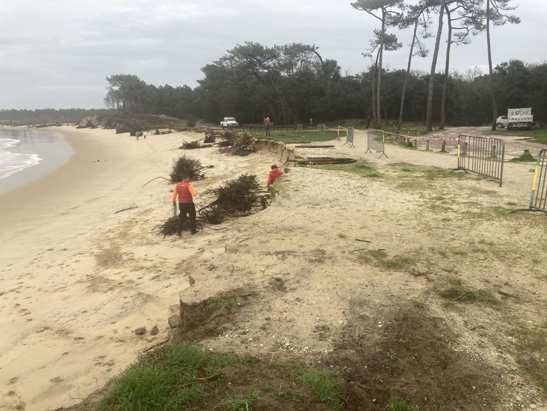 la vélodyssée en péril : l'érosion du littoral menace la plage de l'embellie