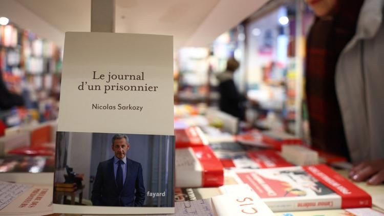 Nicolas Sarkozy et son fils Louis en dédicace à Menton : un moment de partage et d'engagement