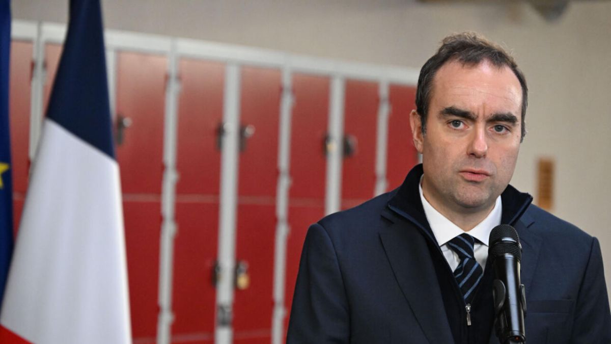 Sébastien Lecornu voit sa popularité remonter à la faveur d'un compromis avec la gauche