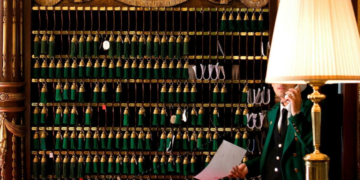 Plongée dans l'univers secret des palaces parisiens