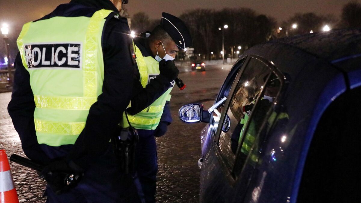 Une mère ivre oublie son bébé dans une voiture : un sauvetage rapide de la police