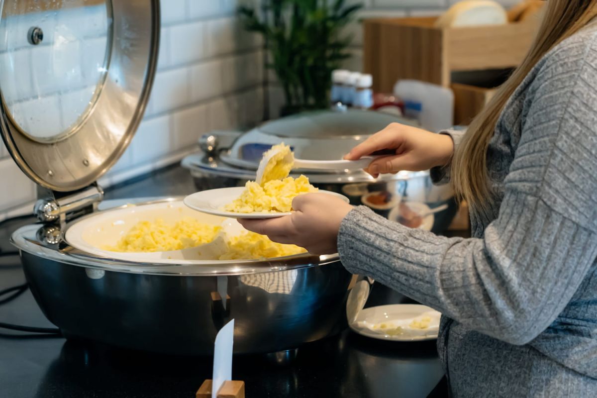 Des œufs brouillés crémeux sans matière grasse : la méthode inédite