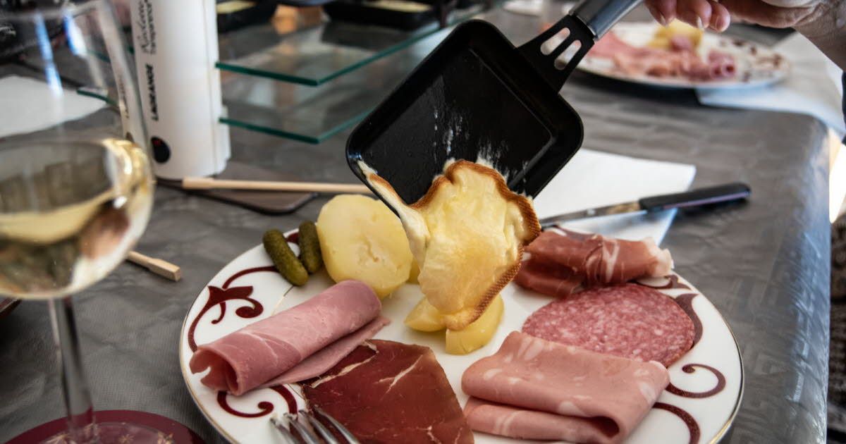Une raclette géante fait chavirer les papilles sur les Champs-Élysées