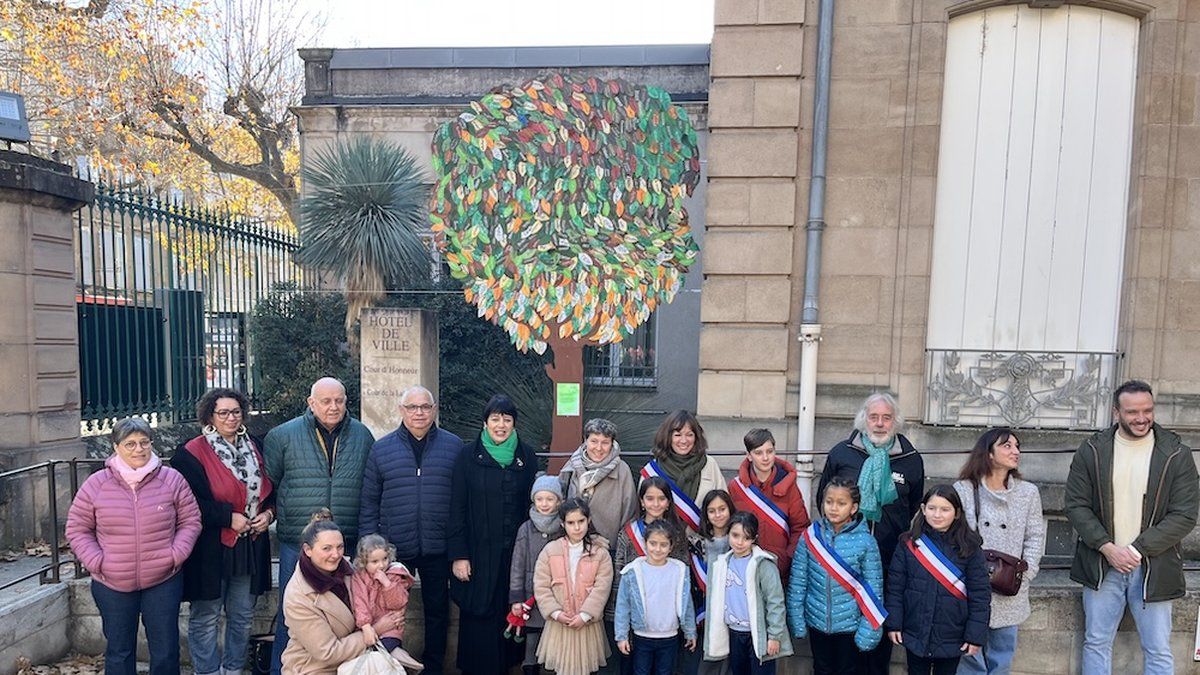 Millau célèbre l'arbre du vivre ensemble au cœur de son Hôtel de Ville