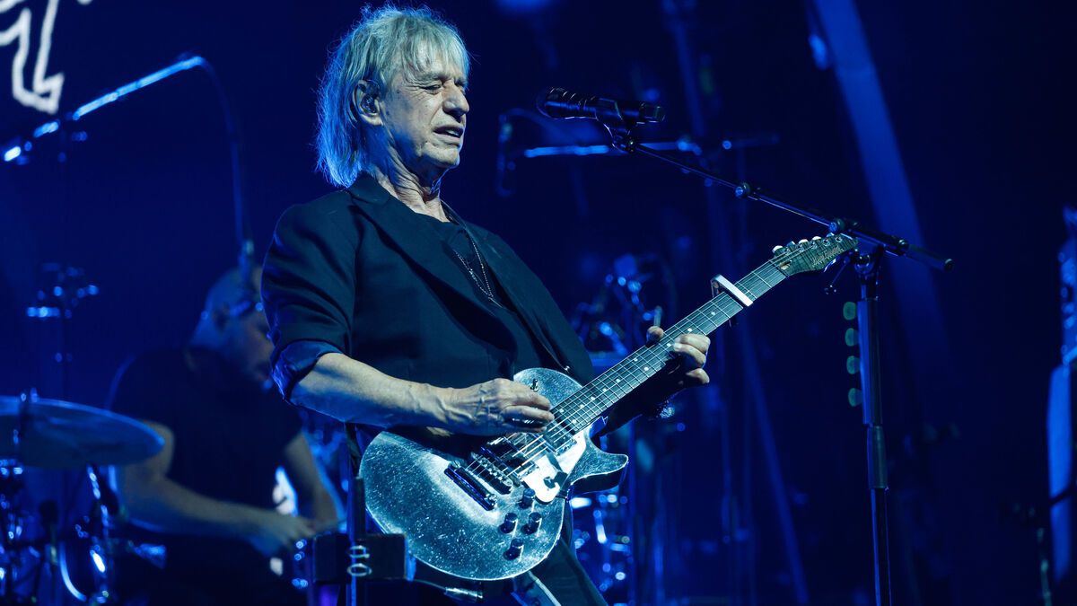Jean-Louis Aubert enchante le public pour célébrer 50 ans de musique à Paris