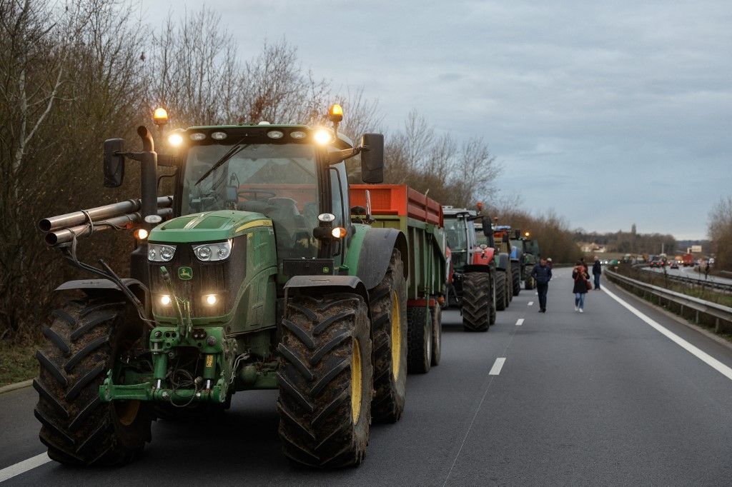 La révolte agricole prend de l'ampleur en France : autoroutes bloquées et tensions croissantes