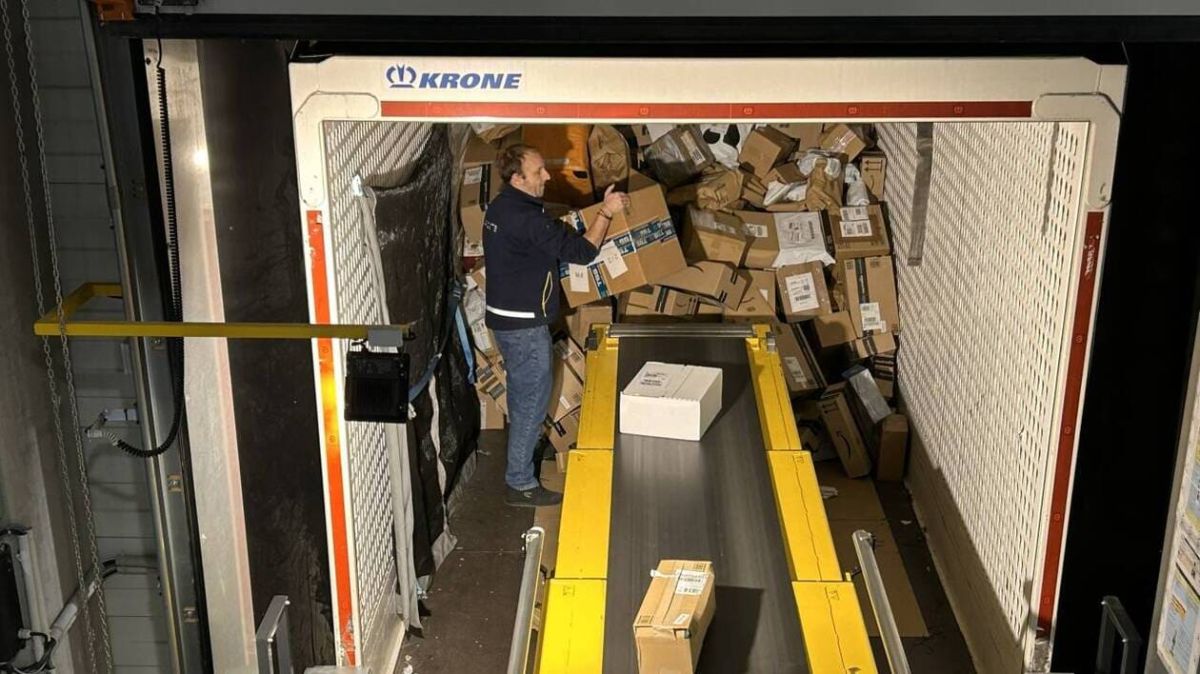 La Poste en effervescence : 35 000 colis traités chaque jour avant Noël