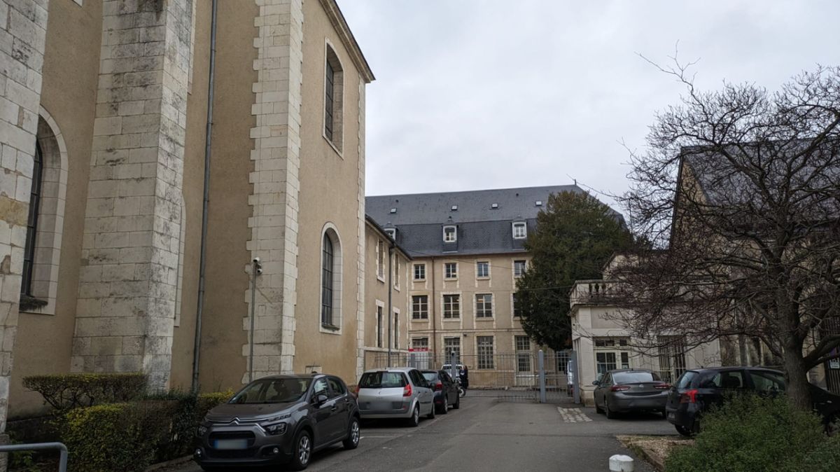 Une école dans la tourmente : le procès de la directrice révèle des divisions profondes