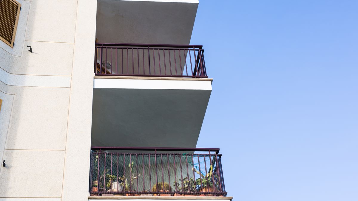 Fuite dramatique : une femme s'échappe d'un balcon pour échapper à la violence conjugale