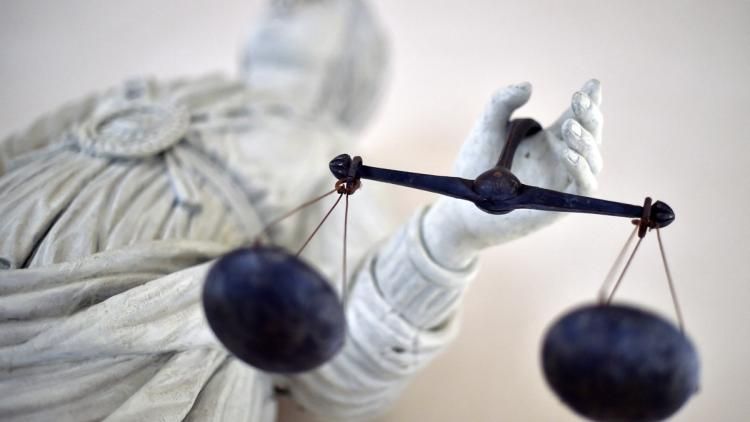 Une nourrice algérienne face à la justice pour empoisonnement d'une famille juive