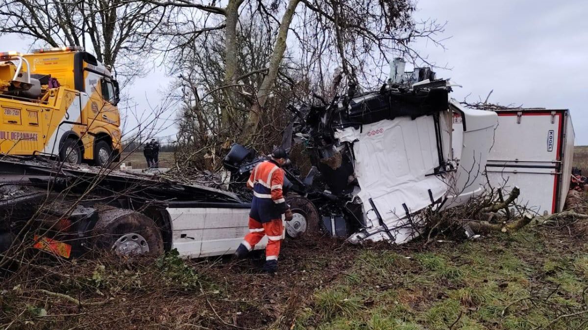 Tragédie nocturne à Usson-du-Poitou : un chauffeur de poids lourd trouve la mort dans un accident