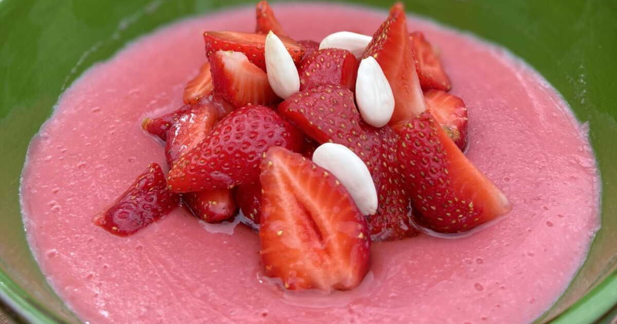 La délicieuse panna cotta à la fraise et aux amandes