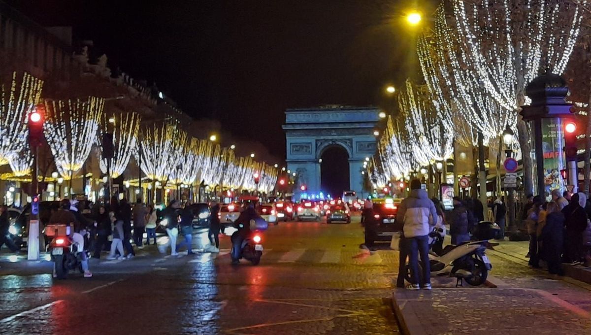 Paris s'illumine pour le Nouvel An : une soirée de magie sur les Champs-Élysées