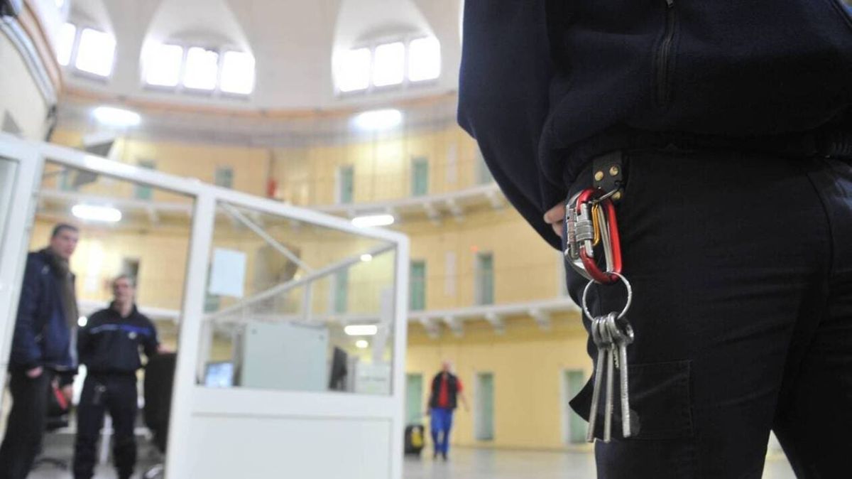 Un détenu violent frappe un agent de la prison de Niort : la situation devient préoccupante