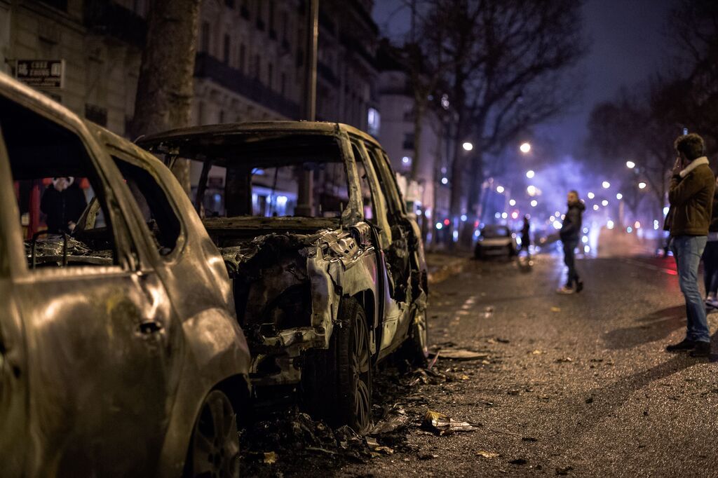 Violence nocturne du Nouvel An : une nuit marquée par les émeutes et les voitures incendiées