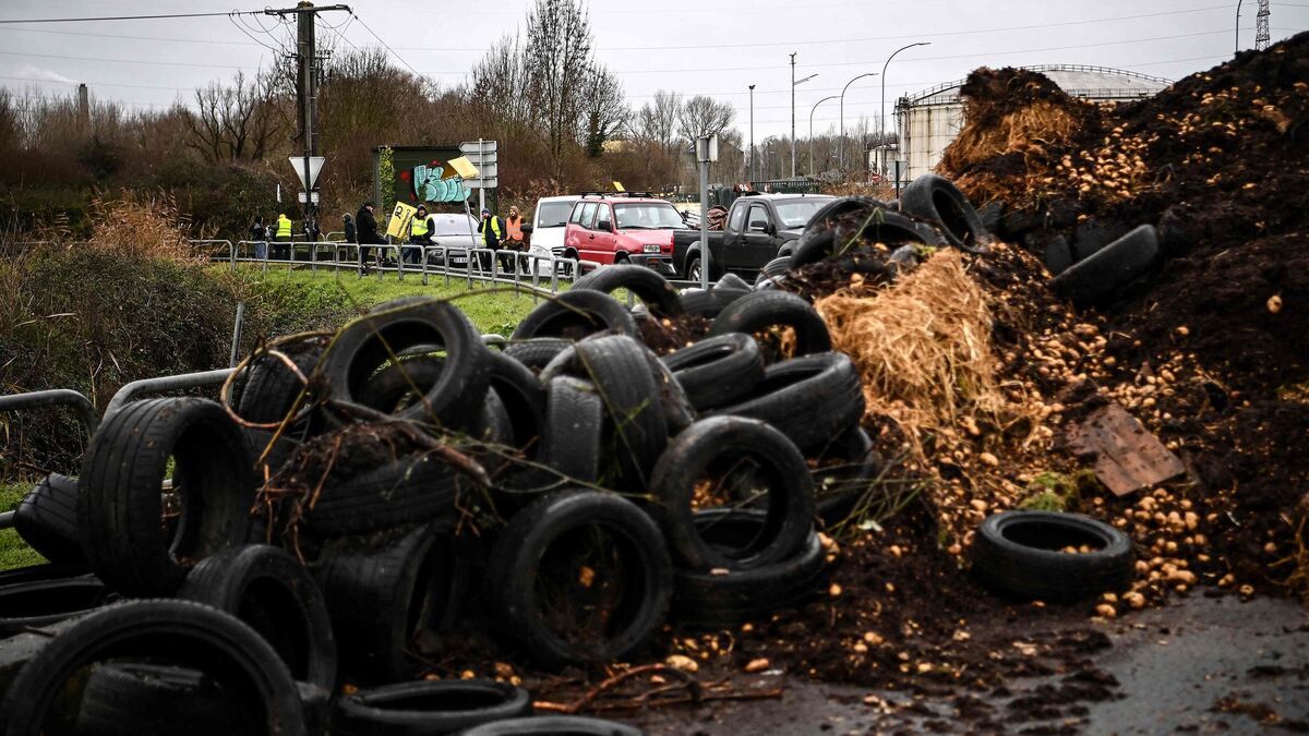 Les agriculteurs bloquent un dépôt de carburant près de Bordeaux : l'évacuation en cours
