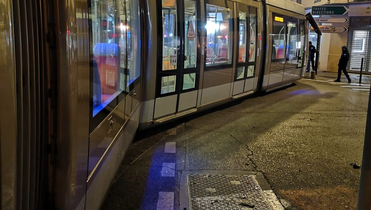 Un tram à Nice déraille après avoir heurté une voiture abandonnée