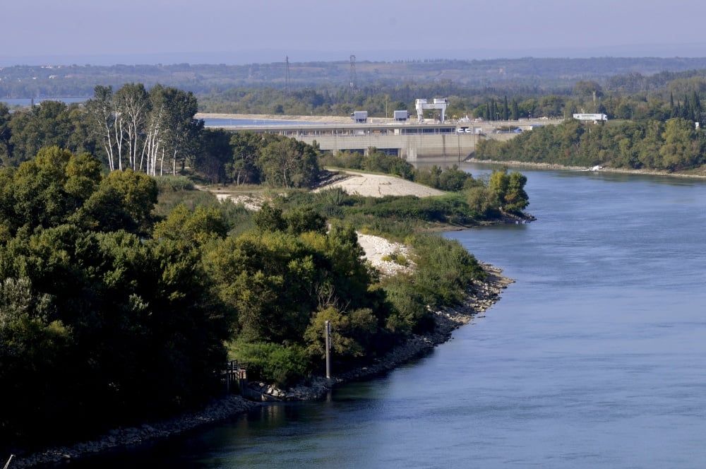 Des policiers héroïques plongent dans le Rhône pour sauver une femme en détresse
