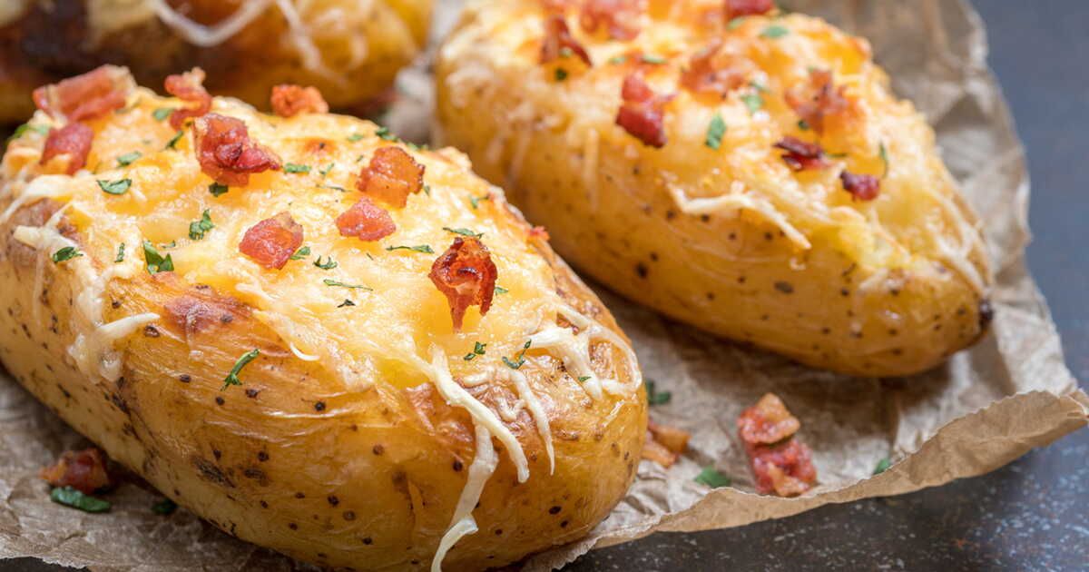 Découvrez la recette réconfortante des pommes de terre farcies au bacon et fromage