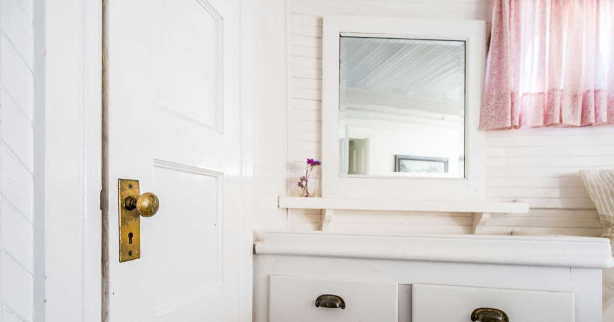 Retirer la peinture des poignées de porte : astuces faciles