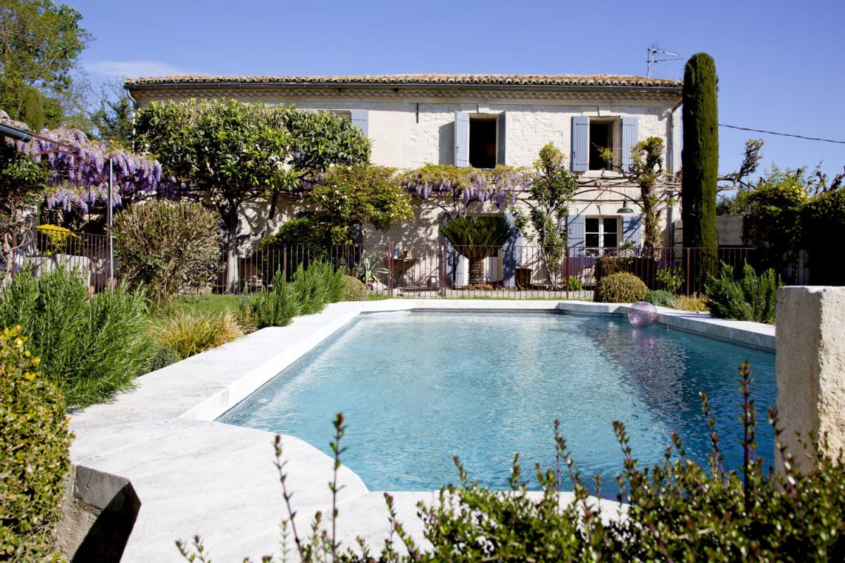 Choisir des plantations idéales pour sublimer votre piscine