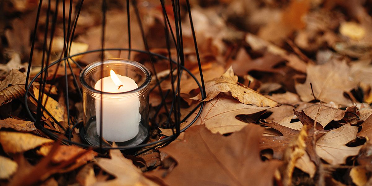Créer des photophores automnaux à partir de feuilles séchées