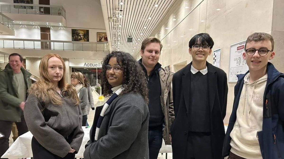 Célébration de la citoyenneté : des jeunes reçoivent leur première carte d'électeur à Cholet