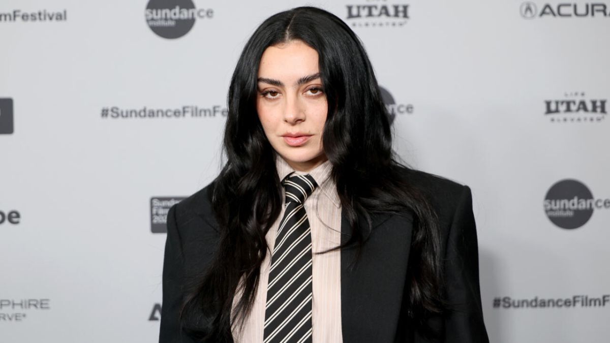 Charli XCX explore l'ironie de la célébrité dans un faux documentaire audacieux