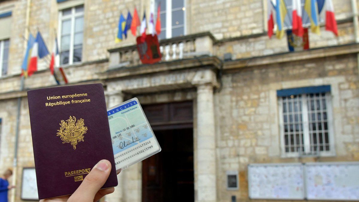 Un retraité s'enchaîne à l'escalier du maire pour corriger une erreur sur ses papiers d'identité