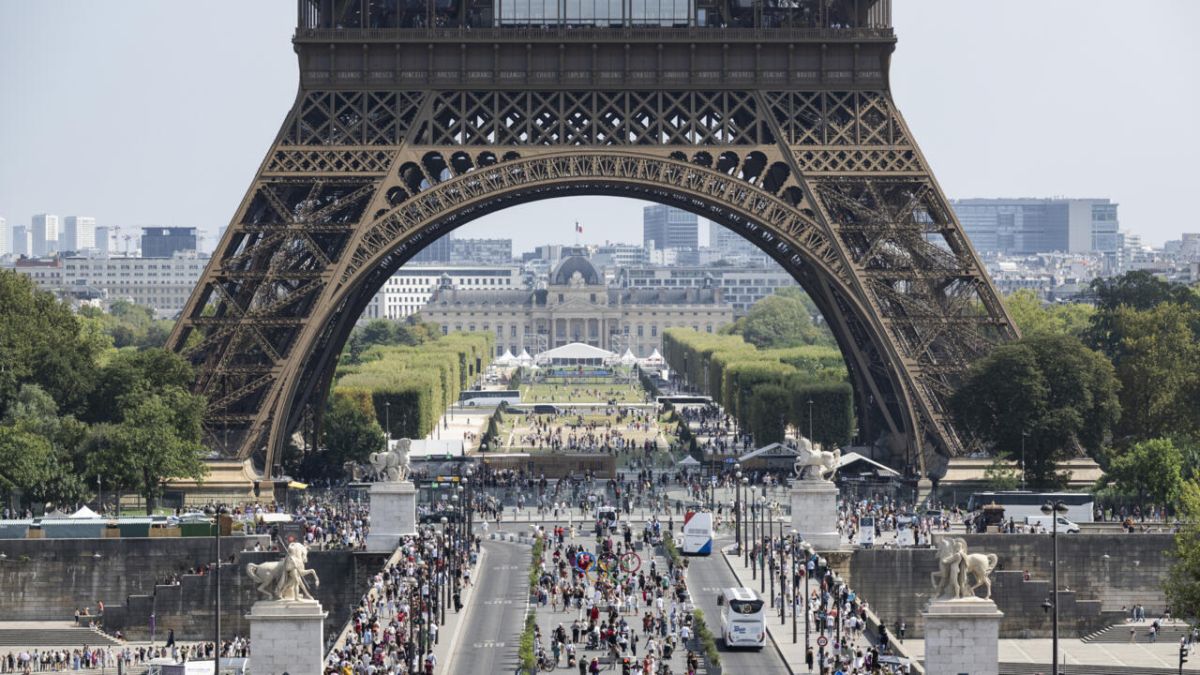 La tour Eiffel célèbre 72 femmes scientifiques de l’histoire