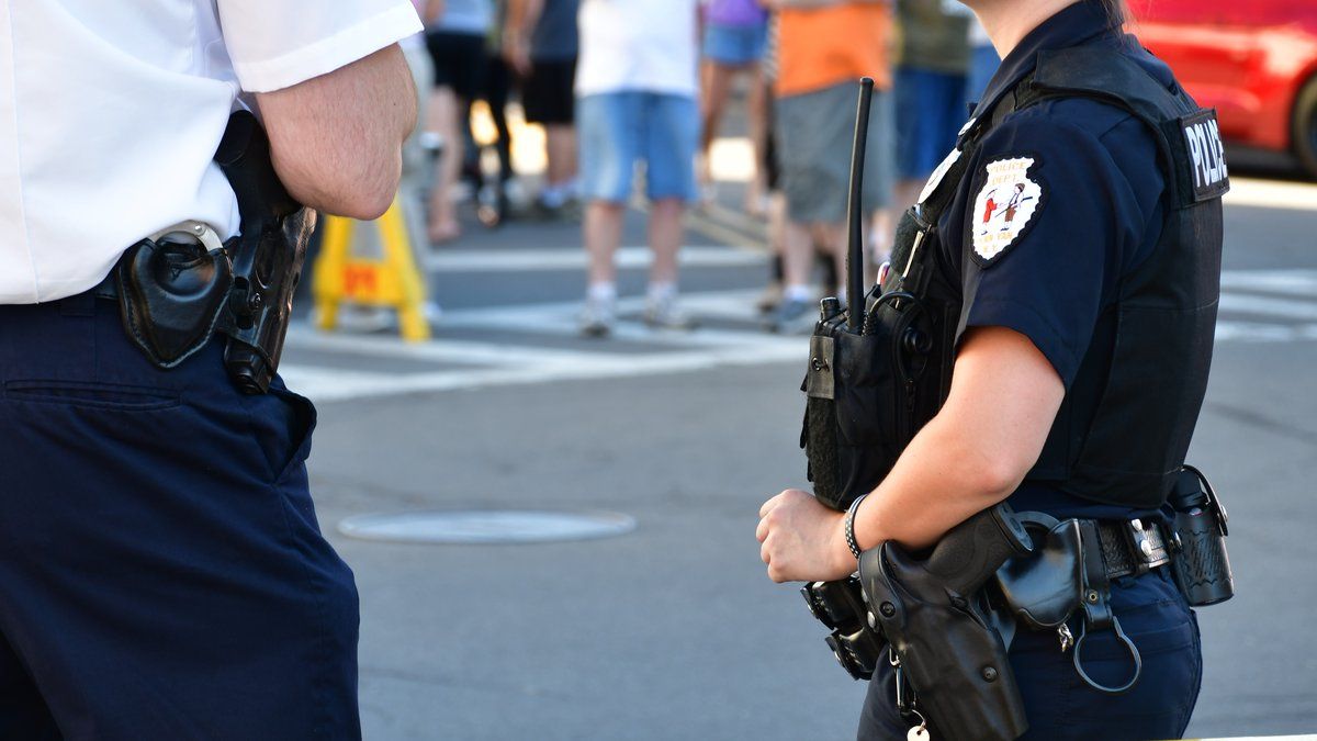 Une policière à Nice confrontée à la crise du logement et à l’incertitude