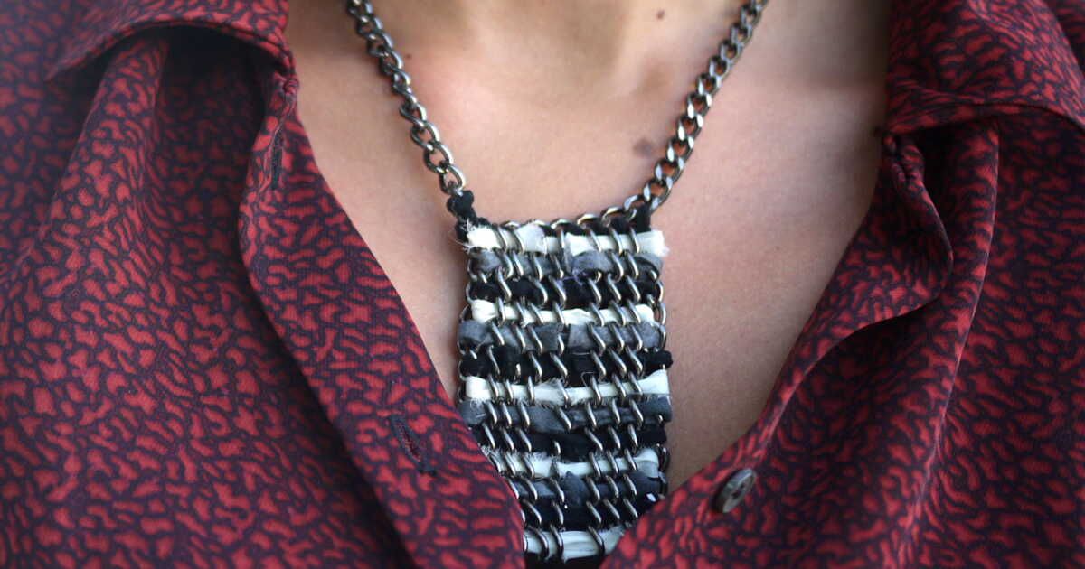 donnez du style à vos tenues avec un collier DIY en chaîne et rubans
