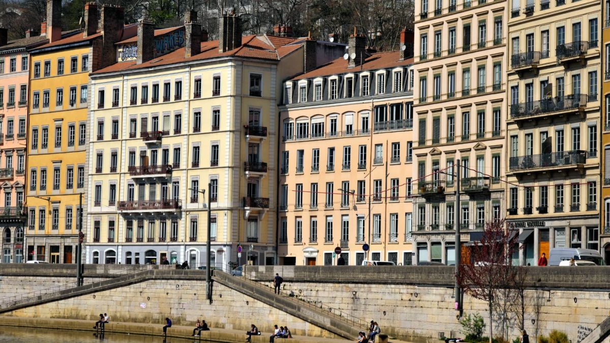 Quentin, un jeune militant nationaliste, décède à Lyon : la famille évoque un meurtre